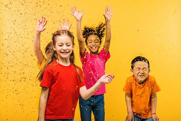 포토 JPG 스튜디오촬영 서양인 외국인 백인 학생 여자 남자 문화 어린이 흑인 실내 서기 미소 동양인 인종 소녀 소년 여러명 상반신 앞모습 10대 친구 컬러풀 글로벌 파티 손들기 축하 가루 즐거움 다문화 꽃가루 지구촌 노란배경 국내포토 감정 뷰포인트 컬러 다수 백그라운드 컨셉 관계 모션 청소년 표정 사람 이벤트 내부 노란색 사회이슈 파일형식