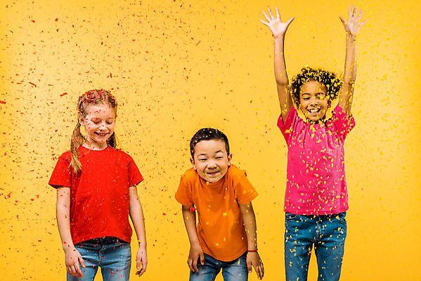 포토 JPG 스튜디오촬영 서양인 외국인 백인 학생 여자 남자 문화 어린이 흑인 실내 서기 동양인 인종 소녀 소년 상반신 앞모습 10대 세명 친구 컬러풀 글로벌 파티 축하 가루 즐거움 다문화 꽃가루 지구촌 노란배경 어린이만 국내포토 감정 뷰포인트 컬러 백그라운드 컨셉 관계 모션 청소년 사람 이벤트 내부 노란색 사회이슈 파일형식