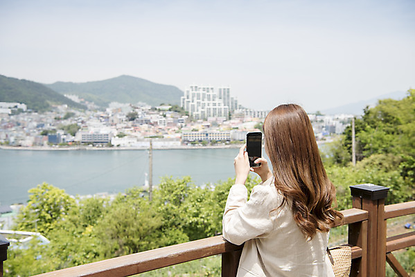 포토 JPG 주간 우먼라이프 여자 여행 한명 서기 들기 상반신 20대 성인 야외 뒷모습 관광지 스마트폰 사진촬영 봄 한국인 즐거움 전망대 여수 국내여행 봄여행 성인여자한명만 돌산공원 국내포토 자연요소 1 라이프스타일 계절 공원 감정 뷰포인트 모션 사람 동양인 청년 핸드폰 스마트기기 촬영 전라남도 여자한명만 성인여자만 파일형식