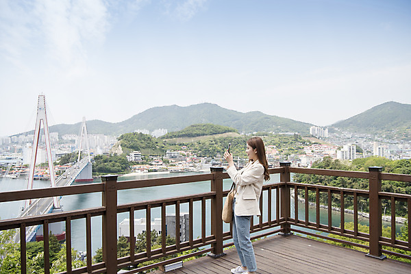 포토 JPG 주간 전신 우먼라이프 여자 여행 한명 서기 들기 20대 성인 야외 옆모습 관광지 스마트폰 사진촬영 봄 한국인 즐거움 전망대 여수 국내여행 봄여행 성인여자한명만 돌산공원 국내포토 자연요소 1 라이프스타일 계절 공원 감정 뷰포인트 모션 사람 동양인 청년 핸드폰 스마트기기 촬영 전라남도 여자한명만 성인여자만 파일형식