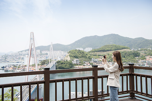 포토 JPG 주간 우먼라이프 여자 여행 한명 서기 들기 상반신 20대 성인 야외 옆모습 관광지 스마트폰 사진촬영 봄 한국인 즐거움 전망대 여수 국내여행 봄여행 성인여자한명만 돌산공원 국내포토 자연요소 1 라이프스타일 계절 공원 감정 뷰포인트 모션 사람 동양인 청년 핸드폰 스마트기기 촬영 전라남도 여자한명만 성인여자만 파일형식