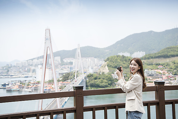 포토 JPG 주간 우먼라이프 여자 여행 한명 서기 들기 상반신 20대 성인 야외 옆모습 관광지 스마트폰 사진촬영 봄 한국인 즐거움 전망대 여수 국내여행 봄여행 성인여자한명만 돌산공원 국내포토 자연요소 1 라이프스타일 계절 공원 감정 뷰포인트 모션 사람 동양인 청년 핸드폰 스마트기기 촬영 전라남도 여자한명만 성인여자만 파일형식