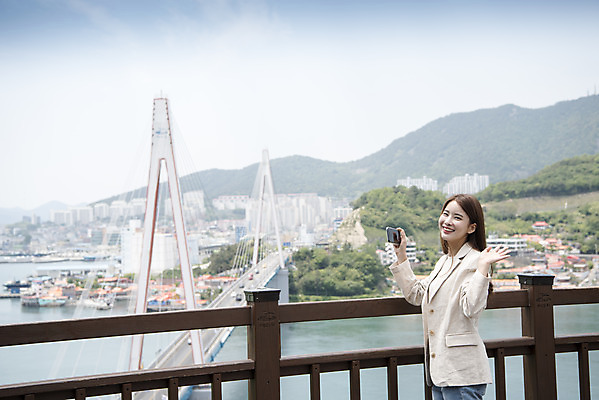 포토 JPG 주간 우먼라이프 여자 여행 한명 서기 미소 들기 상반신 20대 성인 야외 옆모습 관광지 스마트폰 사진촬영 봄 한국인 즐거움 손인사 전망대 여수 국내여행 봄여행 성인여자한명만 돌산공원 국내포토 자연요소 1 라이프스타일 계절 공원 감정 뷰포인트 모션 표정 사람 동양인 청년 핸드폰 스마트기기 촬영 인사 전라남도 여자한명만 성인여자만 파일형식