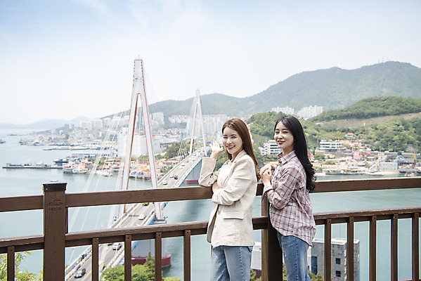 포토 JPG 주간 우먼라이프 여자 여행 안내 서기 미소 상반신 20대 성인 야외 두명 옆모습 관광지 친구 봄 우정 한국인 가리킴 즐거움 전망대 여수 국내여행 봄여행 성인여자만 돌산공원 국내포토 자연요소 라이프스타일 계절 공원 감정 뷰포인트 관계 모션 표정 사람 동양인 손짓 청년 전라남도 여자만 성인만 파일형식