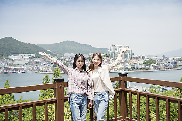 포토 JPG 주간 우먼라이프 여자 여행 안내 서기 미소 상반신 20대 성인 야외 두명 앞모습 관광지 친구 손들기 손잡기 봄 우정 한국인 가리킴 즐거움 전망대 여수 국내여행 봄여행 성인여자만 돌산공원 국내포토 자연요소 라이프스타일 계절 공원 감정 뷰포인트 관계 모션 표정 사람 동양인 손짓 청년 전라남도 여자만 성인만 파일형식