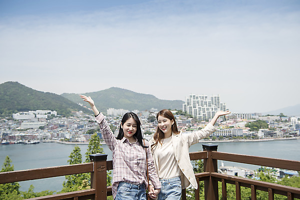 포토 JPG 주간 우먼라이프 여자 여행 안내 서기 미소 상반신 20대 성인 야외 두명 앞모습 관광지 친구 손들기 손잡기 봄 우정 한국인 가리킴 즐거움 전망대 여수 국내여행 봄여행 성인여자만 돌산공원 국내포토 자연요소 라이프스타일 계절 공원 감정 뷰포인트 관계 모션 표정 사람 동양인 손짓 청년 전라남도 여자만 성인만 파일형식