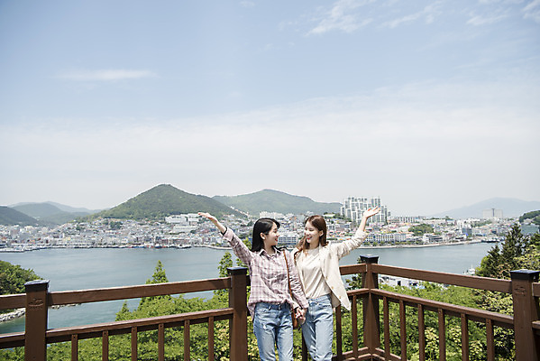 포토 JPG 주간 우먼라이프 여자 여행 안내 서기 미소 상반신 20대 성인 야외 두명 앞모습 관광지 친구 손들기 손잡기 봄 우정 한국인 가리킴 즐거움 전망대 여수 국내여행 봄여행 성인여자만 돌산공원 국내포토 자연요소 라이프스타일 계절 공원 감정 뷰포인트 관계 모션 표정 사람 동양인 손짓 청년 전라남도 여자만 성인만 파일형식