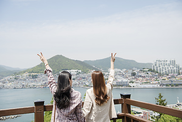 포토 JPG 주간 우먼라이프 여자 여행 포즈 서기 상반신 20대 성인 야외 두명 뒷모습 관광지 친구 손들기 봄 우정 한국인 즐거움 브이 전망대 여수 국내여행 봄여행 성인여자만 돌산공원 국내포토 자연요소 라이프스타일 계절 공원 감정 뷰포인트 관계 모션 사람 동양인 손짓 청년 전라남도 여자만 성인만 파일형식