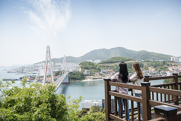 포토 JPG 주간 전신 우먼라이프 응시 여자 여행 서기 20대 성인 야외 두명 뒷모습 관광지 친구 봄 우정 한국인 구경 즐거움 전망대 여수 국내여행 봄여행 성인여자만 돌산공원 국내포토 자연요소 라이프스타일 시선 계절 공원 감정 뷰포인트 관계 모션 사람 동양인 청년 전라남도 여자만 성인만 파일형식