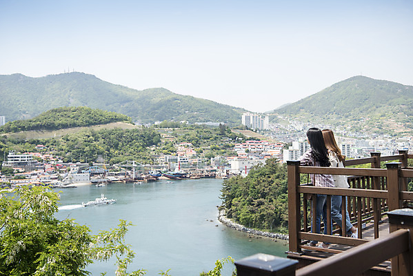 포토 JPG 주간 전신 우먼라이프 응시 여자 여행 서기 20대 성인 야외 두명 옆모습 뒷모습 관광지 친구 봄 우정 한국인 구경 즐거움 전망대 여수 국내여행 봄여행 성인여자만 돌산공원 국내포토 자연요소 라이프스타일 시선 계절 공원 감정 뷰포인트 관계 모션 사람 동양인 청년 전라남도 여자만 성인만 파일형식