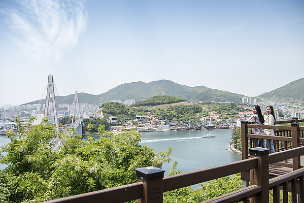 포토 JPG 주간 전신 나무 우먼라이프 응시 여자 여행 서기 미소 20대 성인 야외 두명 뒷모습 관광지 친구 봄 우정 한국인 뒤돌아보기 즐거움 전망대 여수 국내여행 봄여행 성인여자만 돌산공원 국내포토 자연요소 식물 라이프스타일 시선 계절 공원 감정 뷰포인트 관계 모션 표정 사람 동양인 청년 전라남도 여자만 성인만 파일형식