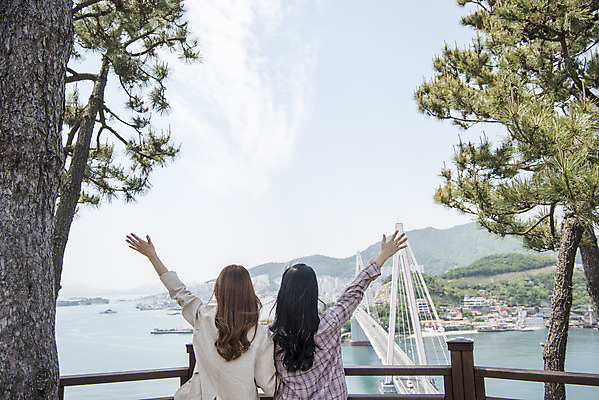포토 JPG 주간 나무 우먼라이프 여자 여행 포즈 서기 상반신 20대 성인 야외 두명 뒷모습 관광지 친구 손들기 봄 우정 한국인 즐거움 전망대 여수 국내여행 봄여행 성인여자만 돌산공원 국내포토 자연요소 식물 라이프스타일 계절 공원 감정 뷰포인트 관계 모션 사람 동양인 청년 전라남도 여자만 성인만 파일형식