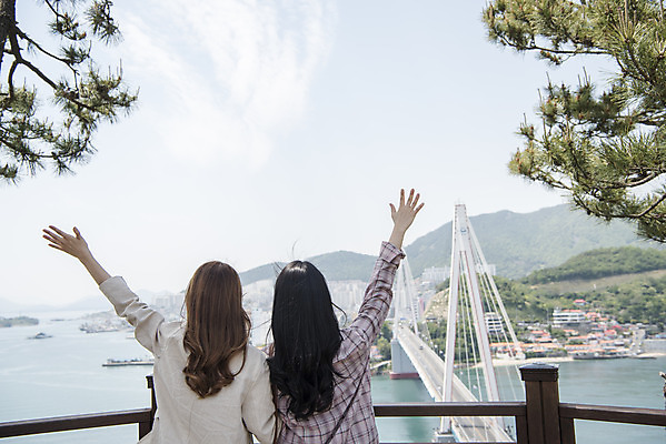 포토 JPG 주간 나무 우먼라이프 여자 여행 포즈 서기 상반신 20대 성인 야외 두명 뒷모습 관광지 친구 손들기 봄 우정 한국인 즐거움 전망대 여수 국내여행 봄여행 성인여자만 돌산공원 국내포토 자연요소 식물 라이프스타일 계절 공원 감정 뷰포인트 관계 모션 사람 동양인 청년 전라남도 여자만 성인만 파일형식