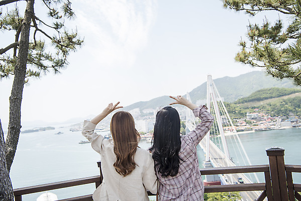 포토 JPG 주간 나무 우먼라이프 여자 여행 포즈 서기 상반신 20대 성인 야외 두명 뒷모습 관광지 친구 손들기 봄 우정 한국인 즐거움 브이 전망대 여수 국내여행 봄여행 성인여자만 돌산공원 국내포토 자연요소 식물 라이프스타일 계절 공원 감정 뷰포인트 관계 모션 사람 동양인 손짓 청년 전라남도 여자만 성인만 파일형식