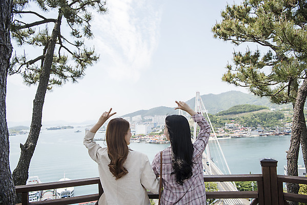 포토 JPG 주간 나무 우먼라이프 여자 여행 포즈 서기 상반신 20대 성인 야외 두명 뒷모습 관광지 친구 손들기 봄 우정 한국인 즐거움 브이 전망대 여수 국내여행 봄여행 성인여자만 돌산공원 국내포토 자연요소 식물 라이프스타일 계절 공원 감정 뷰포인트 관계 모션 사람 동양인 손짓 청년 전라남도 여자만 성인만 파일형식