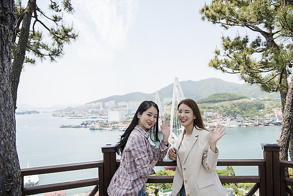 포토 JPG 주간 우먼라이프 여자 여행 서기 미소 상반신 20대 성인 야외 두명 앞모습 옆모습 관광지 친구 봄 우정 한국인 즐거움 손인사 전망대 여수 국내여행 봄여행 성인여자만 돌산공원 국내포토 자연요소 라이프스타일 계절 공원 감정 뷰포인트 관계 모션 표정 사람 동양인 청년 인사 전라남도 여자만 성인만 파일형식