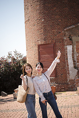 포토 JPG 주간 우먼라이프 여자 여행 서기 미소 상반신 20대 성인 야외 두명 앞모습 옆모습 관광지 친구 손들기 봄 우정 한국인 즐거움 여수 국내여행 봄여행 성인여자만 오포대 국내포토 자연요소 라이프스타일 계절 감정 뷰포인트 관계 모션 표정 사람 동양인 청년 전라남도 여자만 성인만 파일형식