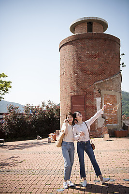 포토 JPG 주간 전신 우먼라이프 여자 여행 서기 미소 20대 성인 야외 두명 앞모습 관광지 친구 손들기 봄 우정 한국인 즐거움 여수 손하트 국내여행 봄여행 성인여자만 오포대 국내포토 자연요소 라이프스타일 계절 감정 뷰포인트 관계 모션 표정 사람 동양인 손짓 청년 전라남도 여자만 성인만 파일형식