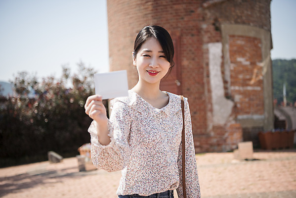 포토 JPG 주간 우먼라이프 여자 여행 한명 서기 미소 들기 상반신 20대 성인 야외 앞모습 관광지 봄 한국인 즐거움 폴라로이드사진 여수 국내여행 봄여행 성인여자한명만 오포대 국내포토 자연요소 1 라이프스타일 계절 감정 뷰포인트 모션 표정 사람 동양인 청년 전라남도 폴라로이드 여자한명만 성인여자만 파일형식