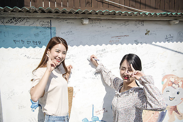 포토 JPG 주간 우먼라이프 여자 여행 기념 서기 미소 상반신 20대 성인 야외 두명 옆모습 관광지 친구 봄 우정 한국인 낙서 즐거움 브이 여수 국내여행 봄여행 벽화마을 성인여자만 국내포토 자연요소 라이프스타일 계절 감정 뷰포인트 관계 모션 표정 사람 동양인 손짓 청년 마을 전라남도 여자만 성인만 파일형식
