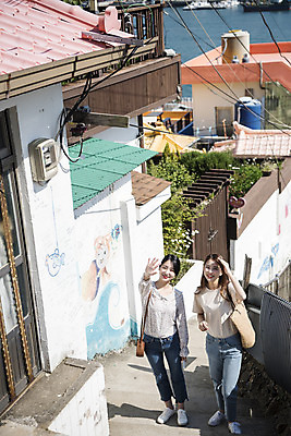 포토 JPG 주간 전신 우먼라이프 여자 여행 서기 미소 20대 성인 야외 두명 앞모습 관광지 친구 봄 우정 한국인 즐거움 손인사 여수 국내여행 봄여행 벽화마을 성인여자만 국내포토 자연요소 라이프스타일 계절 감정 뷰포인트 관계 모션 표정 사람 동양인 청년 마을 인사 전라남도 여자만 성인만 파일형식