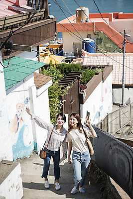 포토 JPG 주간 전신 우먼라이프 여자 여행 서기 미소 20대 성인 야외 두명 앞모습 관광지 친구 봄 우정 한국인 즐거움 손인사 여수 국내여행 봄여행 벽화마을 성인여자만 국내포토 자연요소 라이프스타일 계절 감정 뷰포인트 관계 모션 표정 사람 동양인 청년 마을 인사 전라남도 여자만 성인만 파일형식