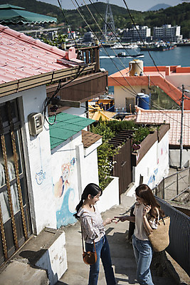 포토 JPG 주간 우먼라이프 여자 여행 서기 상반신 20대 성인 야외 두명 옆모습 관광지 친구 봄 우정 한국인 가위바위보 즐거움 여수 국내여행 봄여행 벽화마을 성인여자만 국내포토 자연요소 라이프스타일 계절 감정 뷰포인트 관계 모션 놀이 사람 동양인 청년 마을 전라남도 여자만 성인만 파일형식