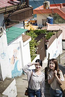 포토 JPG 주간 우먼라이프 여자 여행 서기 미소 상반신 20대 성인 야외 두명 앞모습 관광지 친구 봄 우정 한국인 즐거움 여수 국내여행 봄여행 벽화마을 성인여자만 국내포토 자연요소 라이프스타일 계절 감정 뷰포인트 관계 모션 표정 사람 동양인 청년 마을 전라남도 여자만 성인만 파일형식