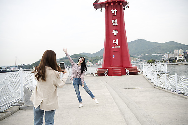 포토 JPG 주간 전신 우먼라이프 여자 여행 포즈 서기 상반신 20대 성인 야외 두명 앞모습 뒷모습 관광지 친구 스마트폰 사진촬영 봄 우정 한국인 즐거움 손인사 여수 국내여행 봄여행 성인여자만 하멜등대 국내포토 자연요소 라이프스타일 계절 감정 뷰포인트 관계 모션 등대 사람 동양인 청년 핸드폰 스마트기기 촬영 인사 전라남도 여자만 성인만 파일형식