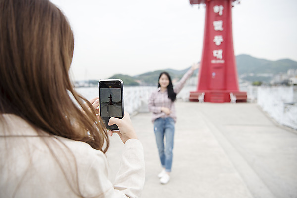 포토 JPG 주간 전신 우먼라이프 여자 여행 포즈 서기 상반신 20대 성인 야외 두명 앞모습 뒷모습 아웃포커스 관광지 친구 스마트폰 사진촬영 봄 우정 한국인 즐거움 여수 국내여행 봄여행 성인여자만 하멜등대 국내포토 자연요소 라이프스타일 계절 감정 뷰포인트 관계 모션 등대 촬영기법 사람 동양인 청년 핸드폰 스마트기기 촬영 전라남도 여자만 성인만 파일형식