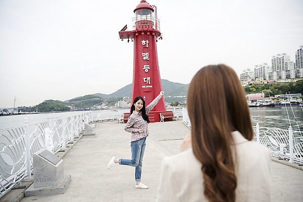 포토 JPG 주간 전신 우먼라이프 여자 여행 포즈 서기 상반신 20대 성인 야외 두명 옆모습 뒷모습 관광지 친구 스마트폰 사진촬영 봄 우정 한국인 즐거움 여수 국내여행 봄여행 성인여자만 하멜등대 국내포토 자연요소 라이프스타일 계절 감정 뷰포인트 관계 모션 등대 사람 동양인 청년 핸드폰 스마트기기 촬영 전라남도 여자만 성인만 파일형식