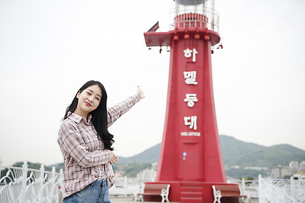 포토 JPG 주간 우먼라이프 여자 여행 안내 한명 서기 미소 상반신 20대 성인 야외 옆모습 관광지 봄 한국인 즐거움 여수 국내여행 봄여행 성인여자한명만 하멜등대 국내포토 자연요소 1 라이프스타일 계절 감정 뷰포인트 모션 등대 표정 사람 동양인 청년 전라남도 여자한명만 성인여자만 파일형식