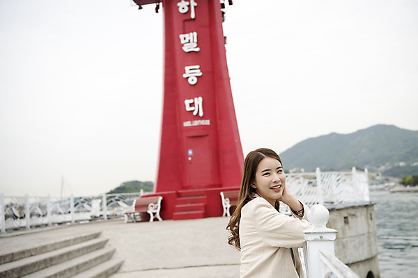 포토 JPG 주간 우먼라이프 여자 여행 한명 서기 미소 상반신 20대 성인 야외 옆모습 관광지 봄 한국인 즐거움 여수 국내여행 봄여행 성인여자한명만 하멜등대 국내포토 자연요소 1 라이프스타일 계절 감정 뷰포인트 모션 등대 표정 사람 동양인 청년 전라남도 여자한명만 성인여자만 파일형식