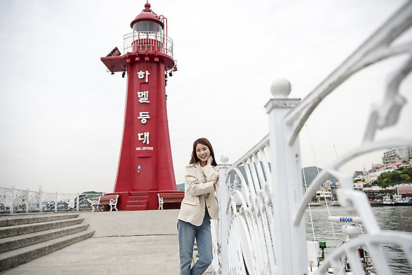 포토 JPG 주간 우먼라이프 여자 여행 한명 서기 미소 상반신 20대 성인 야외 앞모습 관광지 봄 한국인 즐거움 여수 국내여행 봄여행 성인여자한명만 하멜등대 국내포토 자연요소 1 라이프스타일 계절 감정 뷰포인트 모션 등대 표정 사람 동양인 청년 전라남도 여자한명만 성인여자만 파일형식