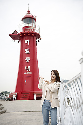 포토 JPG 주간 우먼라이프 여자 여행 안내 한명 서기 미소 상반신 20대 성인 야외 앞모습 관광지 봄 한국인 가리킴 즐거움 여수 국내여행 봄여행 성인여자한명만 하멜등대 국내포토 자연요소 1 라이프스타일 계절 감정 뷰포인트 모션 등대 표정 사람 동양인 손짓 청년 전라남도 여자한명만 성인여자만 파일형식