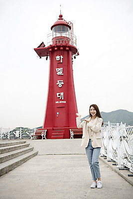 포토 JPG 주간 전신 우먼라이프 여자 여행 안내 한명 서기 미소 20대 성인 야외 앞모습 관광지 봄 한국인 가리킴 즐거움 여수 국내여행 봄여행 성인여자한명만 하멜등대 국내포토 자연요소 1 라이프스타일 계절 감정 뷰포인트 모션 등대 표정 사람 동양인 손짓 청년 전라남도 여자한명만 성인여자만 파일형식