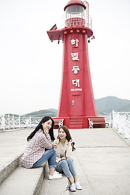포토 JPG 주간 전신 우먼라이프 여자 여행 휴식 미소 앉기 20대 성인 야외 두명 앞모습 옆모습 관광지 친구 봄 우정 한국인 즐거움 여수 국내여행 봄여행 성인여자만 하멜등대 국내포토 자연요소 라이프스타일 계절 감정 뷰포인트 컨셉 관계 모션 등대 표정 사람 동양인 청년 전라남도 여자만 성인만 파일형식