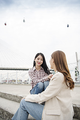 포토 JPG 주간 우먼라이프 여자 여행 휴식 미소 앉기 상반신 20대 성인 야외 두명 앞모습 옆모습 관광지 친구 봄 우정 한국인 즐거움 여수 국내여행 봄여행 성인여자만 거북선대교 국내포토 자연요소 라이프스타일 계절 감정 뷰포인트 컨셉 관계 모션 표정 사람 동양인 청년 다리_건축물 전라남도 여자만 성인만 파일형식