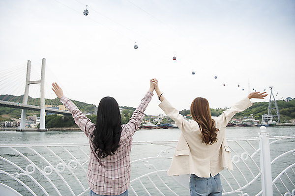 포토 JPG 주간 우먼라이프 여자 여행 서기 상반신 20대 성인 야외 두명 뒷모습 관광지 친구 손들기 손잡기 봄 우정 한국인 즐거움 여수 국내여행 봄여행 성인여자만 거북선대교 국내포토 자연요소 라이프스타일 계절 감정 뷰포인트 관계 모션 사람 동양인 청년 다리_건축물 전라남도 여자만 성인만 파일형식