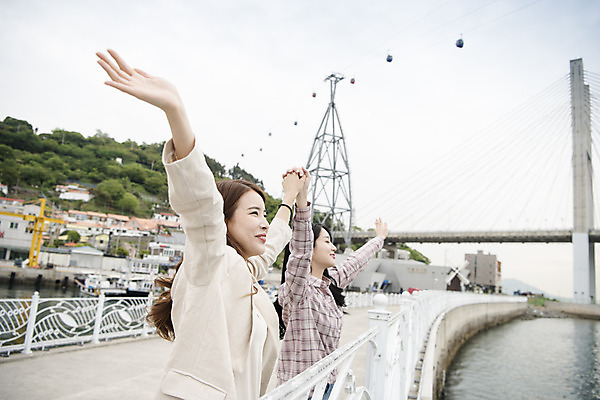 포토 JPG 주간 우먼라이프 응시 여자 여행 서기 상반신 20대 성인 야외 두명 옆모습 관광지 친구 손들기 손잡기 봄 우정 한국인 즐거움 여수 국내여행 봄여행 성인여자만 거북선대교 국내포토 자연요소 라이프스타일 시선 계절 감정 뷰포인트 관계 모션 사람 동양인 청년 다리_건축물 전라남도 여자만 성인만 파일형식