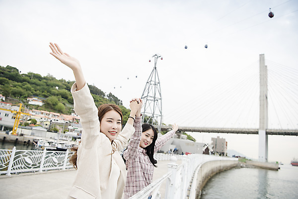 포토 JPG 주간 우먼라이프 응시 여자 여행 서기 상반신 20대 성인 야외 두명 옆모습 관광지 친구 손들기 손잡기 봄 우정 한국인 즐거움 여수 국내여행 봄여행 성인여자만 거북선대교 국내포토 자연요소 라이프스타일 시선 계절 감정 뷰포인트 관계 모션 사람 동양인 청년 다리_건축물 전라남도 여자만 성인만 파일형식