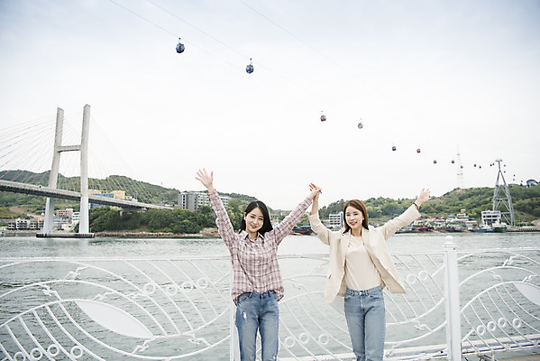 포토 JPG 주간 우먼라이프 여자 여행 서기 상반신 20대 성인 야외 두명 앞모습 관광지 친구 손들기 손잡기 봄 우정 한국인 즐거움 여수 국내여행 봄여행 성인여자만 거북선대교 국내포토 자연요소 라이프스타일 계절 감정 뷰포인트 관계 모션 사람 동양인 청년 다리_건축물 전라남도 여자만 성인만 파일형식