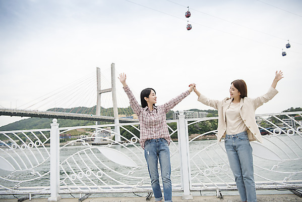 포토 JPG 주간 우먼라이프 여자 여행 서기 상반신 20대 성인 야외 두명 앞모습 관광지 친구 손들기 손잡기 봄 우정 한국인 즐거움 여수 국내여행 봄여행 성인여자만 거북선대교 국내포토 자연요소 라이프스타일 계절 감정 뷰포인트 관계 모션 사람 동양인 청년 다리_건축물 전라남도 여자만 성인만 파일형식
