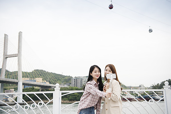 포토 JPG 주간 우먼라이프 여자 여행 서기 들기 상반신 20대 성인 야외 두명 앞모습 관광지 친구 스마트폰 사진촬영 봄 우정 한국인 셀프카메라 즐거움 여수 국내여행 봄여행 셀카봉 성인여자만 거북선대교 국내포토 자연요소 라이프스타일 계절 감정 뷰포인트 관계 모션 사람 동양인 청년 핸드폰 스마트기기 촬영 다리_건축물 전라남도 여자만 성인만 파일형식