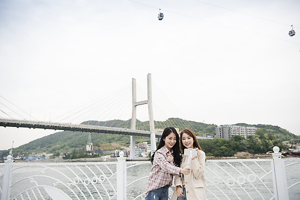 포토 JPG 주간 우먼라이프 여자 여행 서기 들기 상반신 20대 성인 야외 두명 앞모습 관광지 친구 스마트폰 사진촬영 봄 우정 한국인 셀프카메라 즐거움 여수 손하트 국내여행 봄여행 셀카봉 성인여자만 거북선대교 국내포토 자연요소 라이프스타일 계절 감정 뷰포인트 관계 모션 사람 동양인 손짓 청년 핸드폰 스마트기기 촬영 다리_건축물 전라남도 여자만 성인만 파일형식