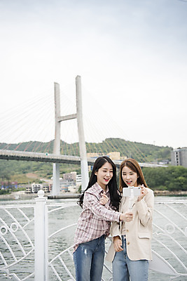 포토 JPG 주간 우먼라이프 여자 여행 서기 미소 들기 상반신 20대 성인 야외 두명 앞모습 관광지 친구 스마트폰 사진촬영 봄 우정 한국인 셀프카메라 즐거움 여수 손하트 국내여행 봄여행 셀카봉 성인여자만 거북선대교 국내포토 자연요소 라이프스타일 계절 감정 뷰포인트 관계 모션 표정 사람 동양인 손짓 청년 핸드폰 스마트기기 촬영 다리_건축물 전라남도 여자만 성인만 파일형식