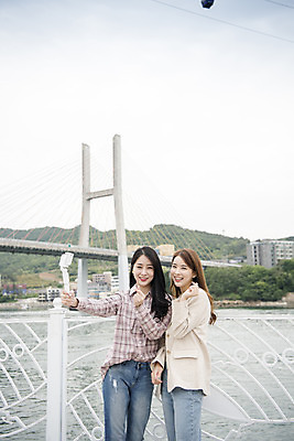 포토 JPG 주간 우먼라이프 여자 여행 서기 미소 들기 상반신 20대 성인 야외 두명 앞모습 관광지 친구 스마트폰 사진촬영 봄 우정 한국인 셀프카메라 즐거움 여수 손하트 국내여행 봄여행 셀카봉 성인여자만 거북선대교 국내포토 자연요소 라이프스타일 계절 감정 뷰포인트 관계 모션 표정 사람 동양인 손짓 청년 핸드폰 스마트기기 촬영 다리_건축물 전라남도 여자만 성인만 파일형식