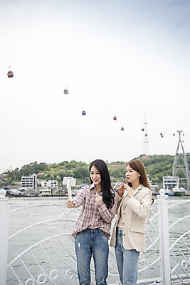 포토 JPG 주간 우먼라이프 여자 여행 서기 미소 들기 상반신 20대 성인 야외 두명 앞모습 관광지 친구 스마트폰 사진촬영 봄 우정 한국인 셀프카메라 즐거움 여수 손하트 국내여행 봄여행 셀카봉 성인여자만 거북선대교 국내포토 자연요소 라이프스타일 계절 감정 뷰포인트 관계 모션 표정 사람 동양인 손짓 청년 핸드폰 스마트기기 촬영 다리_건축물 전라남도 여자만 성인만 파일형식
