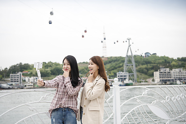 포토 JPG 주간 우먼라이프 여자 여행 서기 미소 들기 상반신 20대 성인 야외 두명 앞모습 관광지 친구 스마트폰 사진촬영 봄 우정 한국인 셀프카메라 즐거움 브이 여수 국내여행 봄여행 셀카봉 성인여자만 거북선대교 국내포토 자연요소 라이프스타일 계절 감정 뷰포인트 관계 모션 표정 사람 동양인 손짓 청년 핸드폰 스마트기기 촬영 다리_건축물 전라남도 여자만 성인만 파일형식