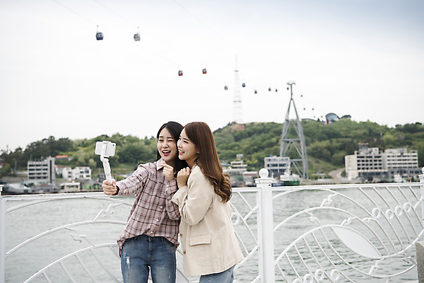 포토 JPG 주간 우먼라이프 여자 여행 서기 미소 들기 상반신 20대 성인 야외 두명 옆모습 관광지 친구 스마트폰 사진촬영 봄 우정 한국인 셀프카메라 즐거움 여수 손하트 국내여행 봄여행 셀카봉 성인여자만 거북선대교 국내포토 자연요소 라이프스타일 계절 감정 뷰포인트 관계 모션 표정 사람 동양인 손짓 청년 핸드폰 스마트기기 촬영 다리_건축물 전라남도 여자만 성인만 파일형식